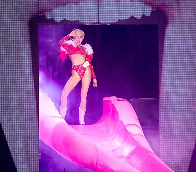 Порно су перісі және шырша