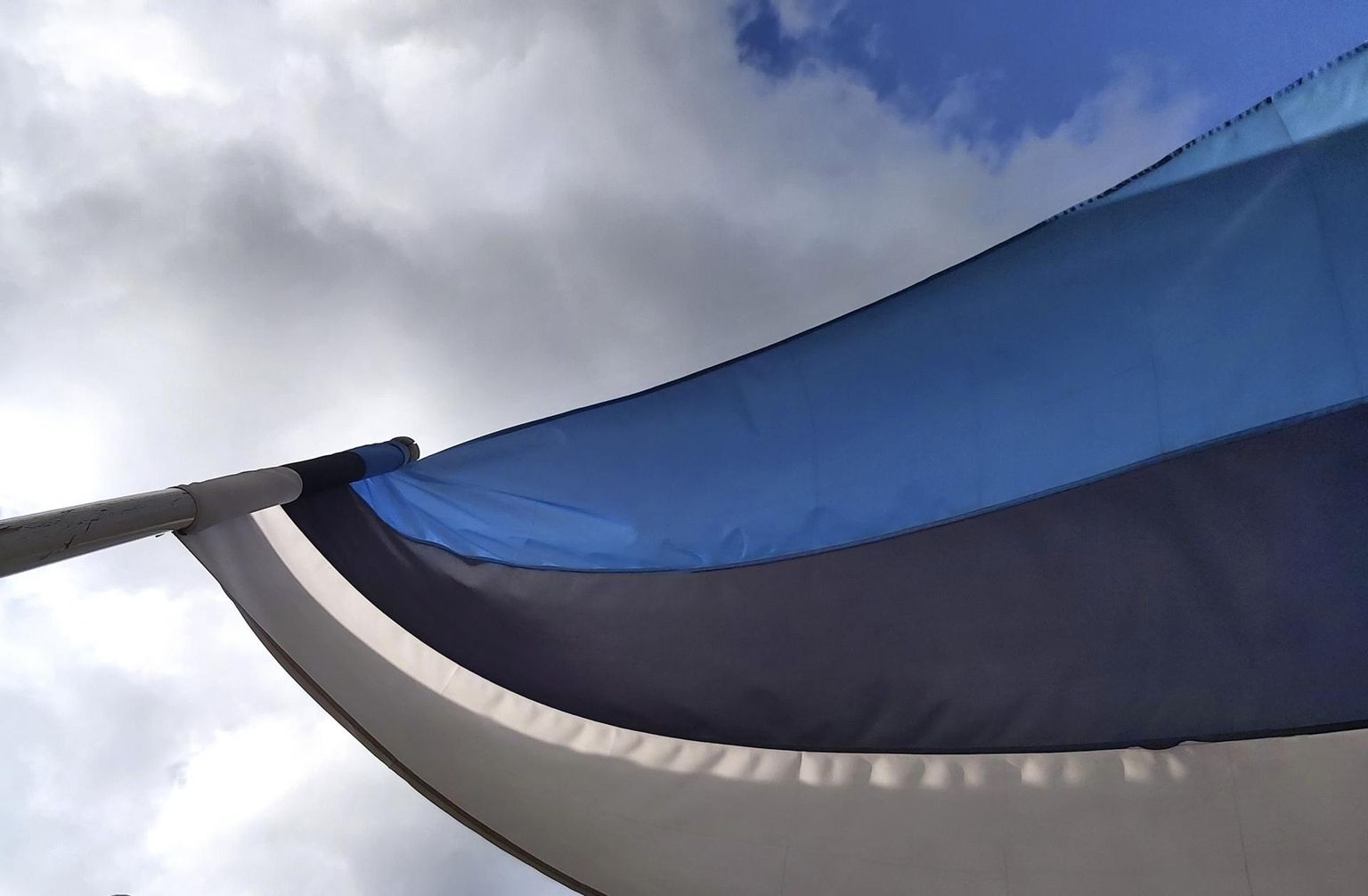 Eesti lipp lehvib täna emade auks.