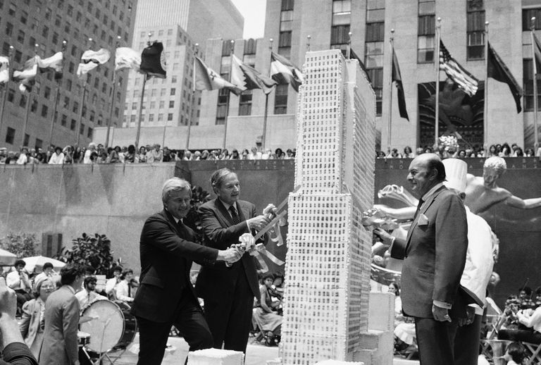 David Rockefeller (vasakult teine) tähistamas 1982. aastal New Yorgis asuva Rockefelleri keskuse 50. sünnipäeva. Foto: Ray Howard/AP/SCANPIX