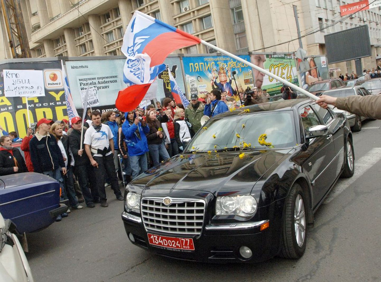 Tollane diplomaat Marina Kaljurand lahkumas Moskvas pressikonverentsilt, nooraktivistid külvasid tema auto üle võililledega 2007. aastal.