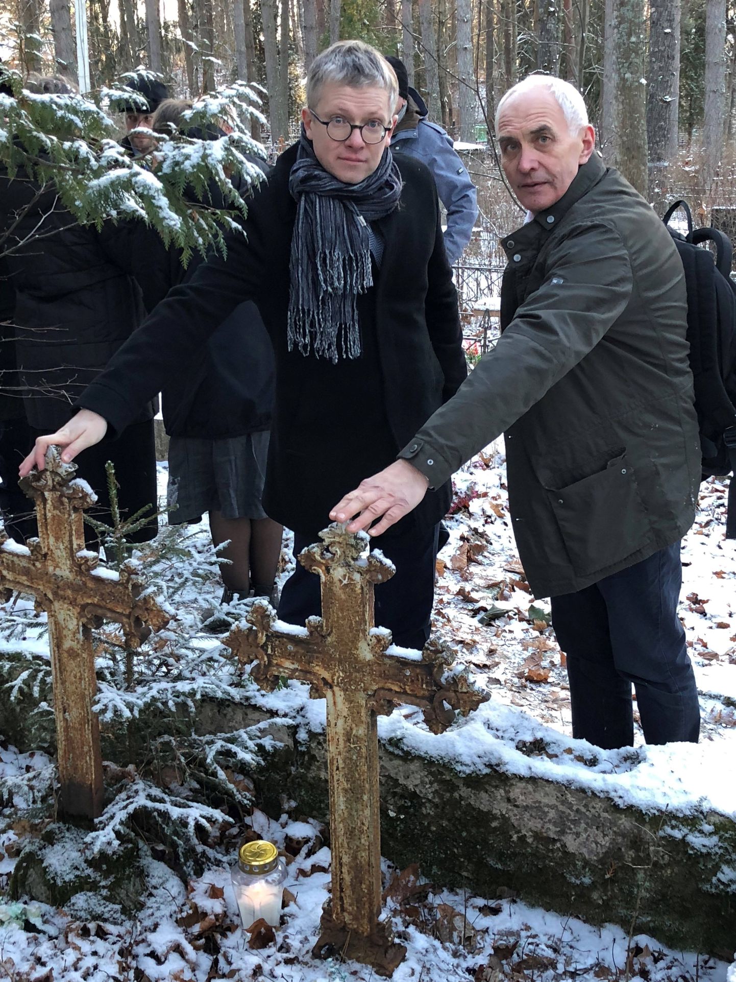 Minister Janek Mäggi ja Setomaa ülemsootska Aare Hõrn Petseri luteri kalmistul eestlaste haual.