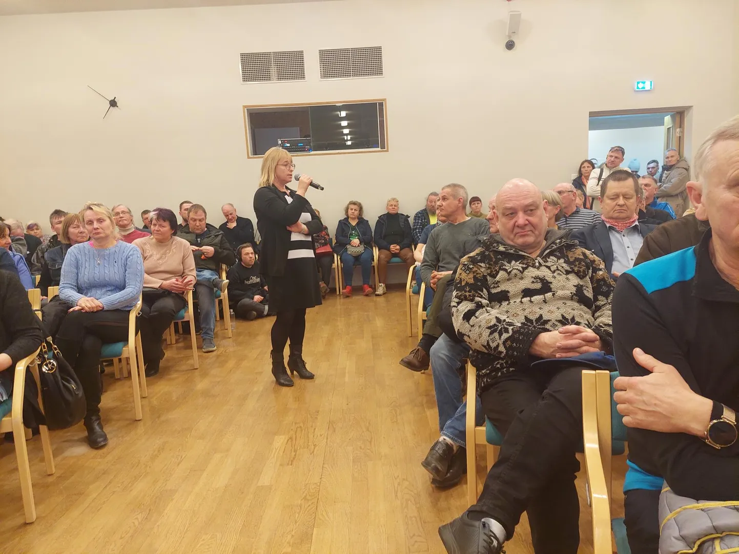 Viimane tuuleparkide planeeringu avalik arutelu Põltsamaal oli märtsis. Toona vastas kohalviibijate küsimustele ka valla majandusosakonna juht Kersti Paas (mikrofoniga).