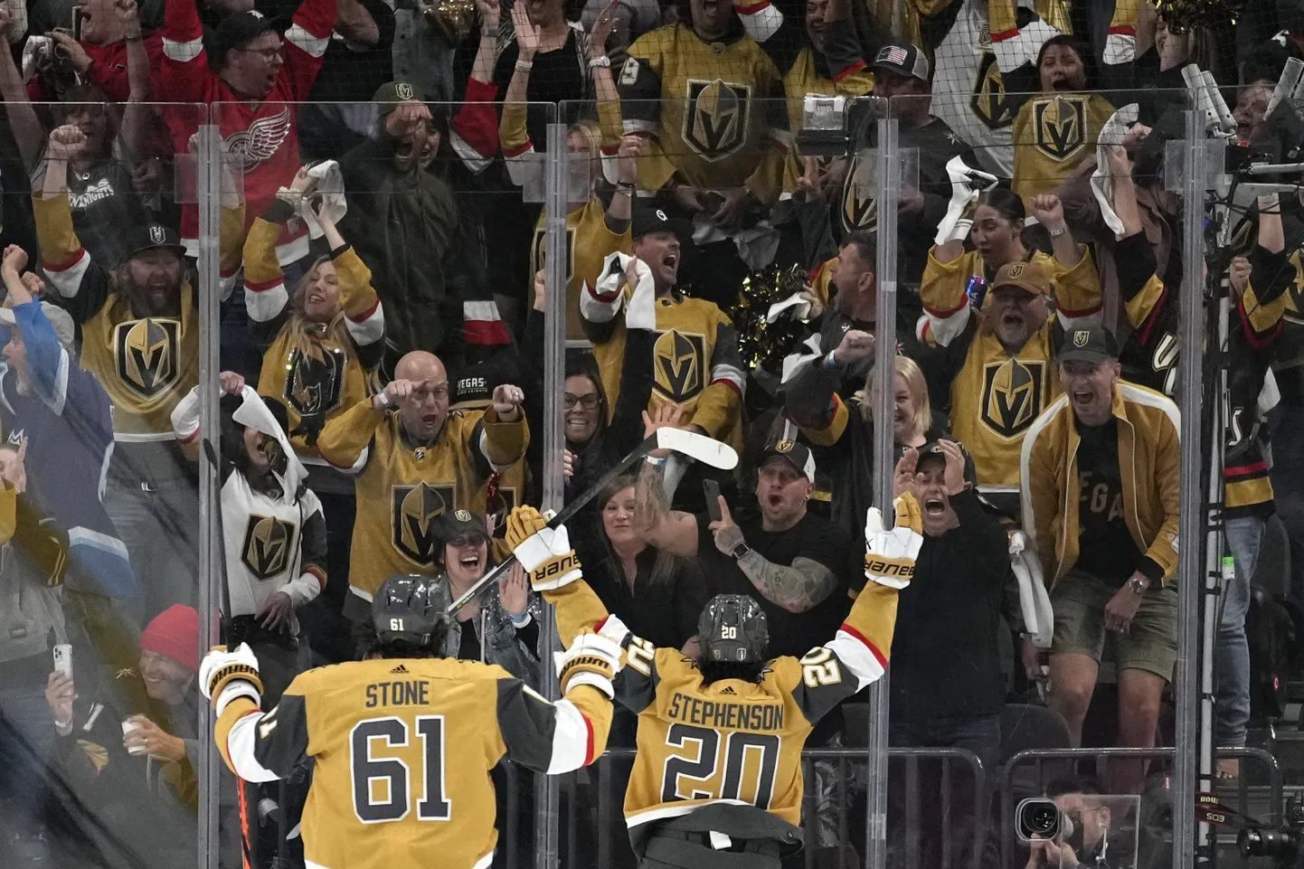 "Golden Knights" hokejisti un fani līksmo