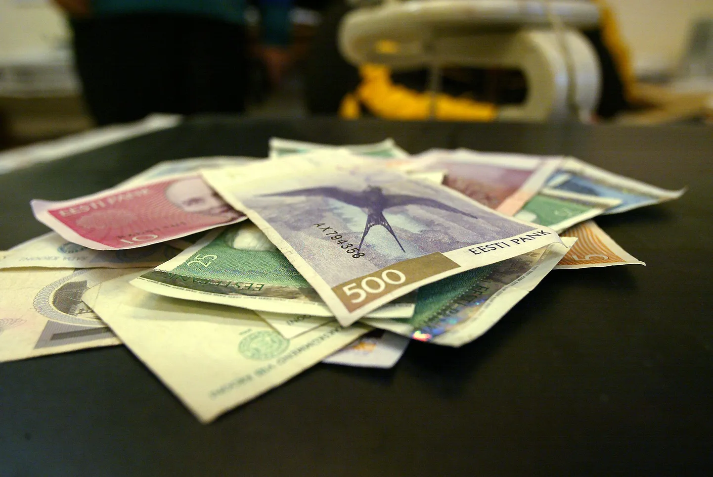 Töötajad ootavad tehtud töö eest saamata jäänud palka.