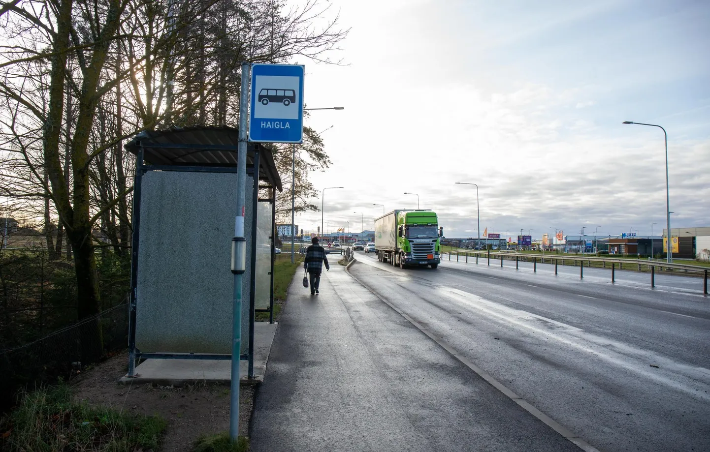 Ka läinud reede ennelõunal pidi üks sõitasoovija Ringteel Haigla peatuses otsa ümber keerama, kui selgus tõsiasi, et bussid seal enam ei käigi.