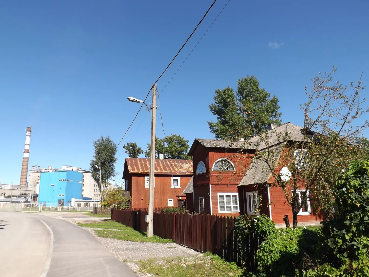 Люди живут совсем близко от завода. И когда ветер дует на поселок, в воздухе ощутимо пахнет кислой капустой.