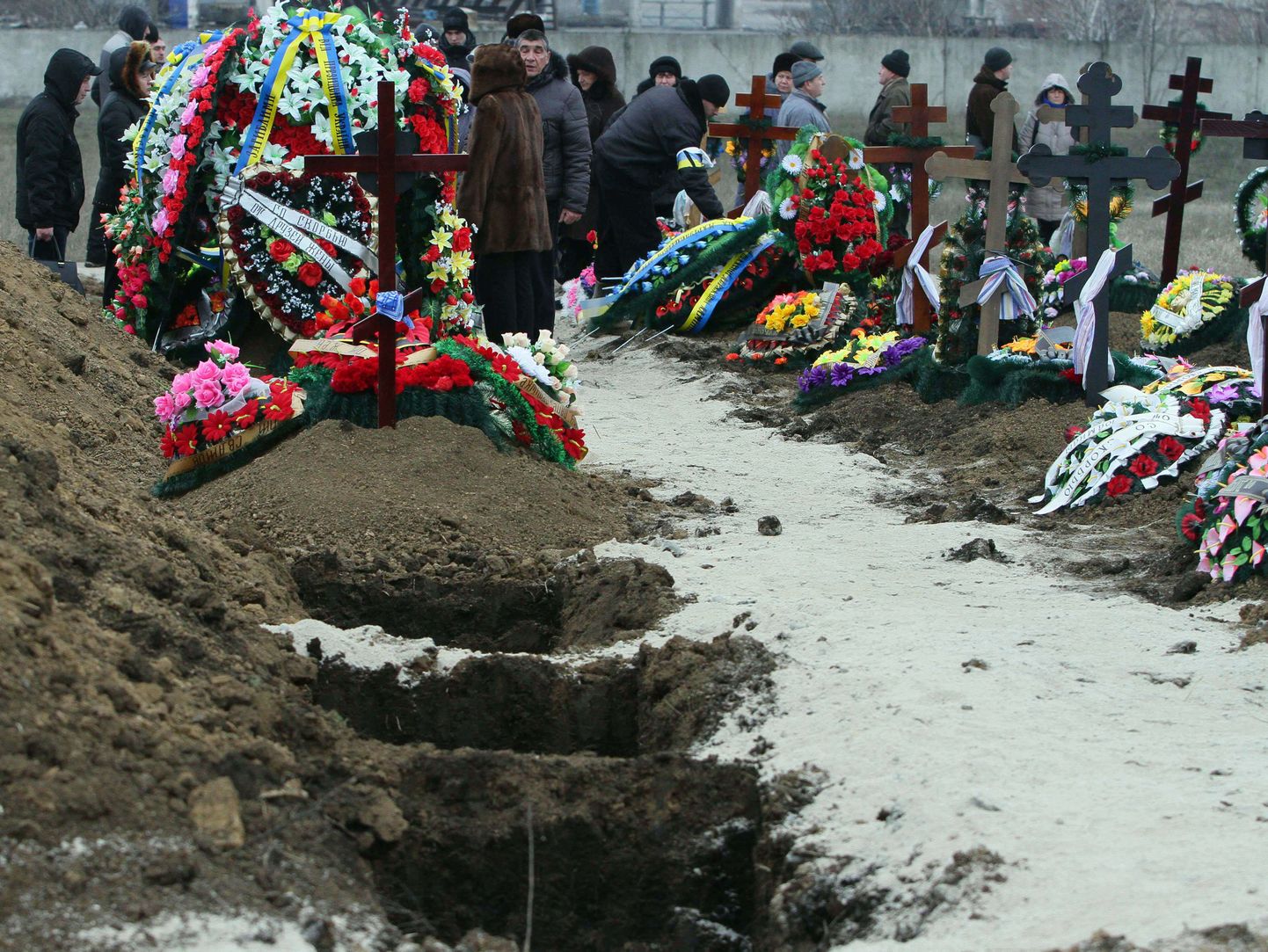 Lähedased jätsid eile Mariupoli kalmistul hüvasti laupäevases rünnakus hukkunutega.