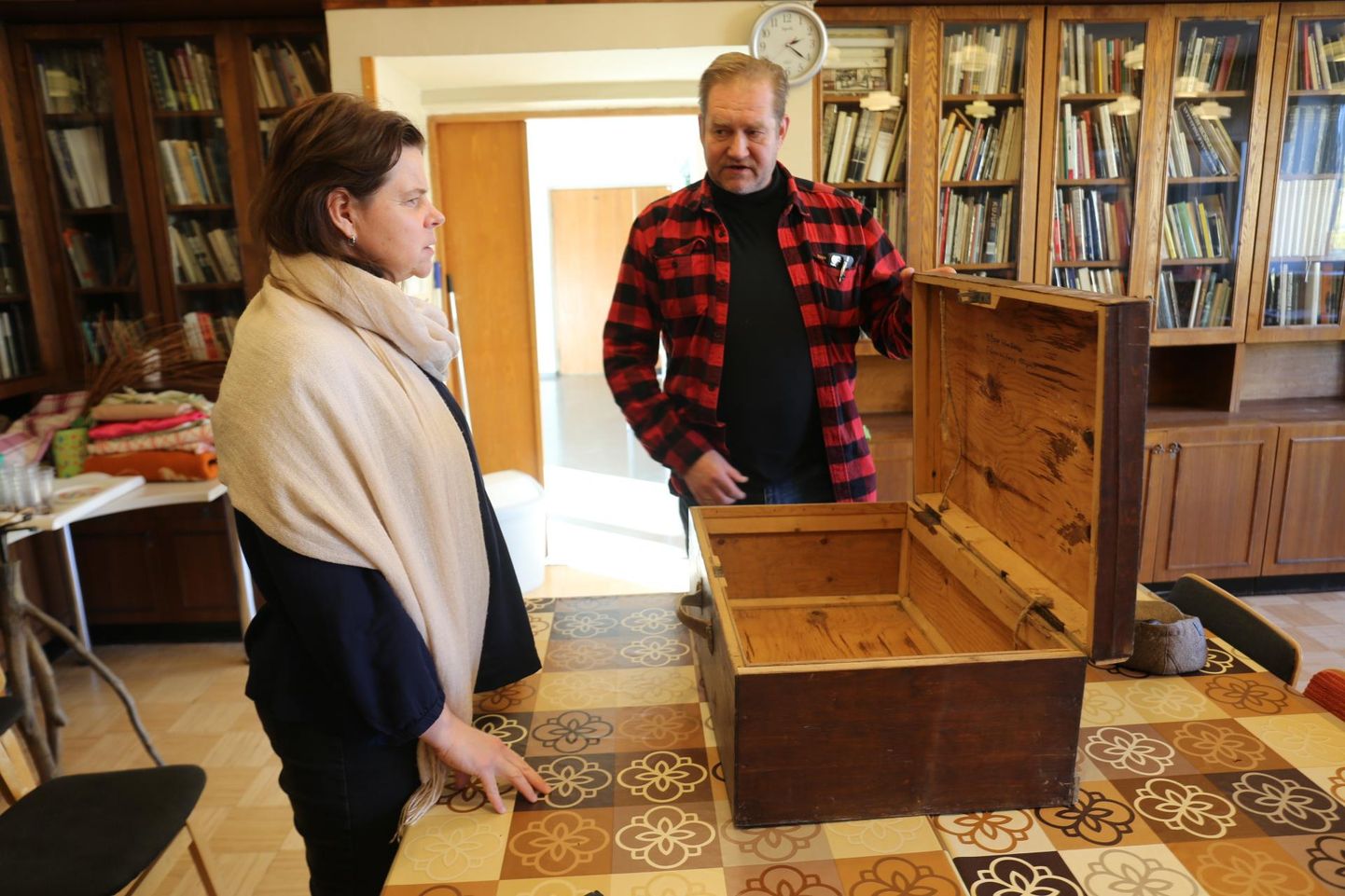 Poliitik Ivari Padar andis eile Võrumaa muuseumi peavarahoidjale Mirja Otsale üle Võru piltniku Gustav Zopi kunagise reisikohvri.