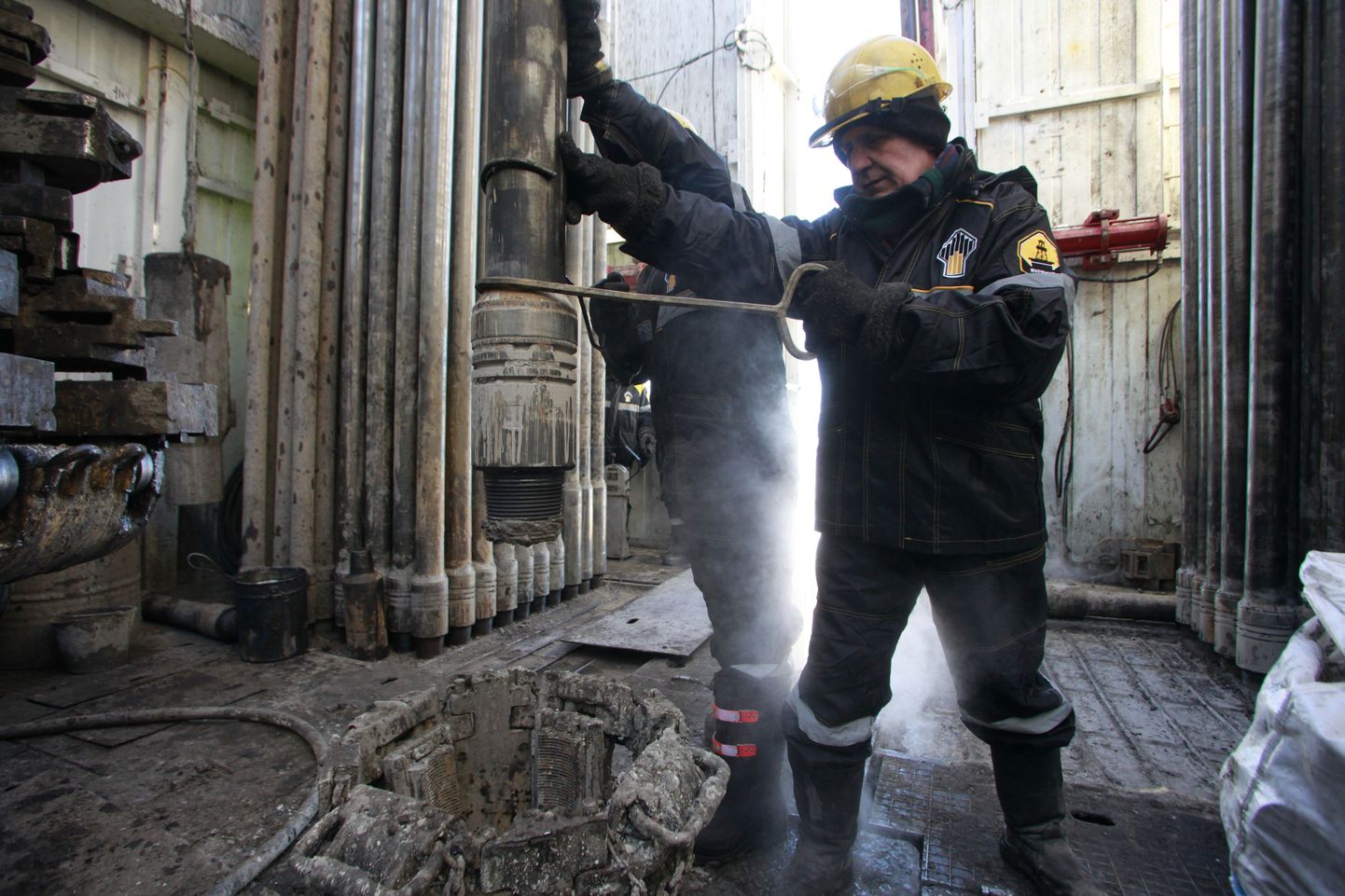 Rosnefti töölised Krasnojarskist 1800 km põhja pool asuva Vankori naftavälja 9. puuraugu seadmeid sättimas.