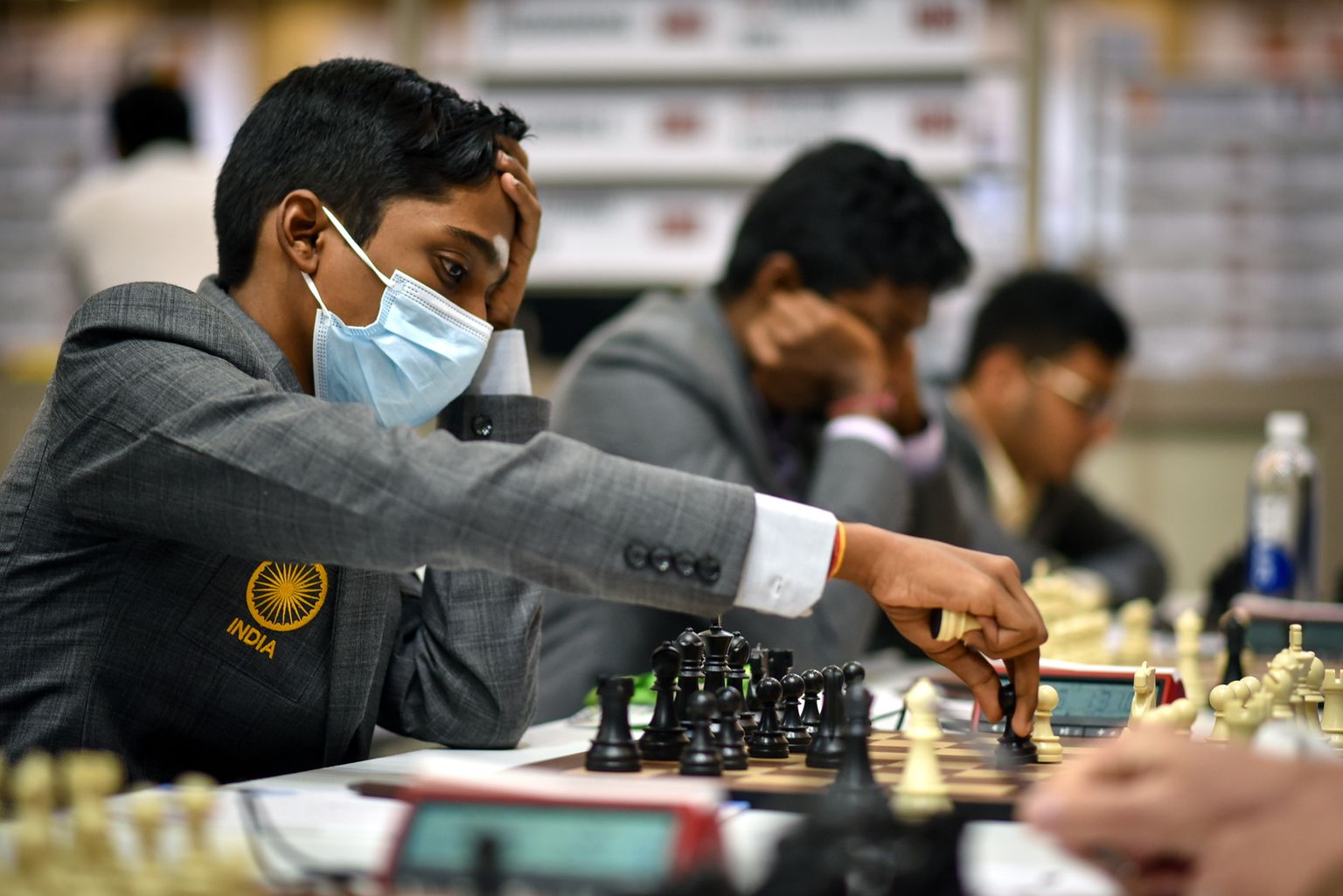 Шахматная олимпиада 2022, индийский гроссмейстер обдумывает ход в игре с представителем Эстонии.