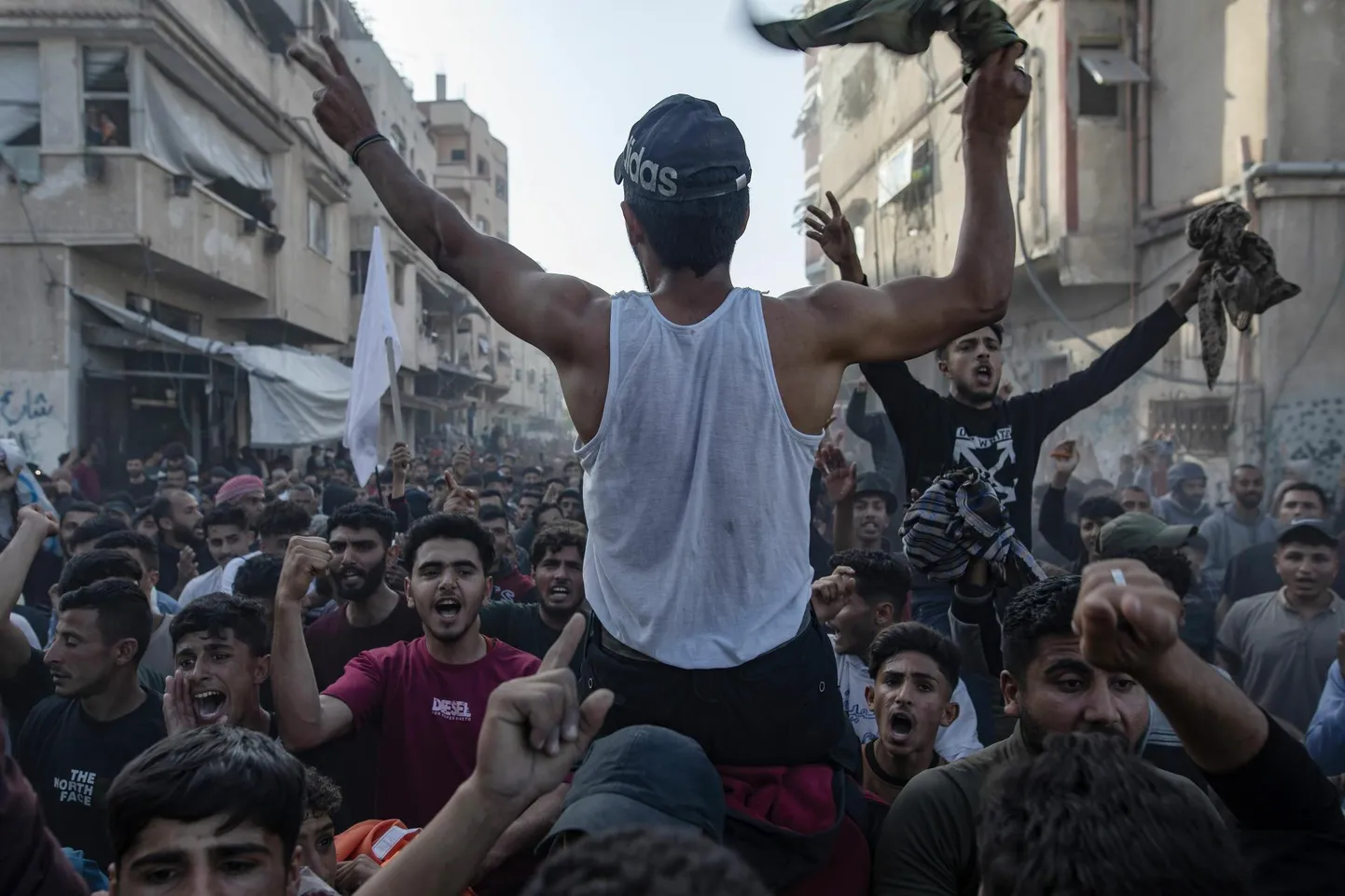 Beit Lahiya tänavatele kogunenud palestiinlased karjusid Hamasi-vastaseid loosungeid.