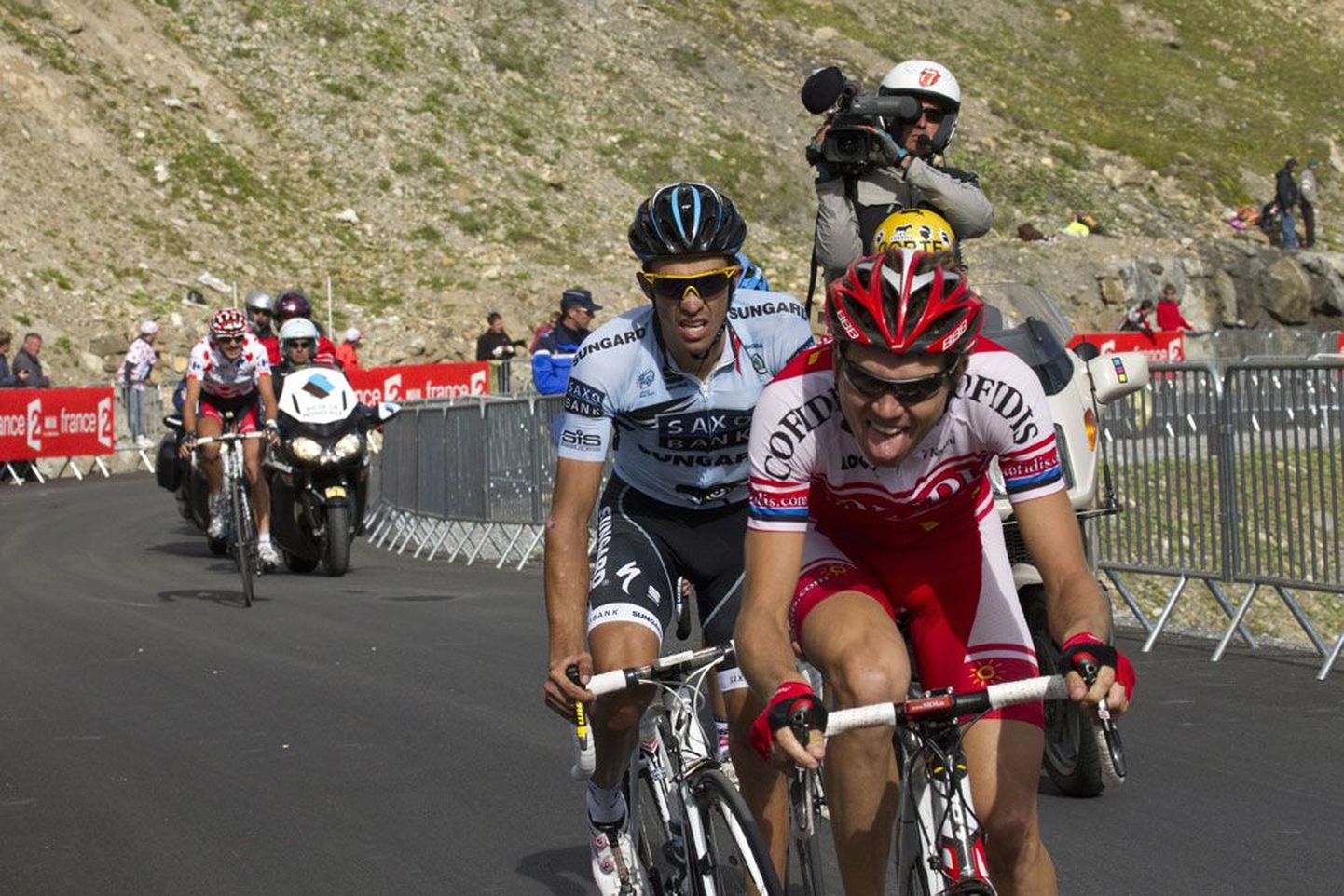 Tour de France’i ülekannete toomine ERRi võis maksta Marko Kaljuveerile töökoha. Pildil Reine Taaramäe (esiplaanil) ja Alberto Contador 2011. aasta Prantsuse velotuuril.