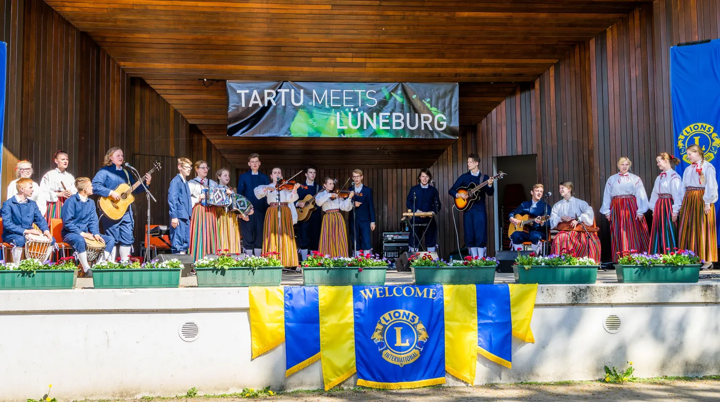 Tartu noored rahvamuusikud Lüneburgis.