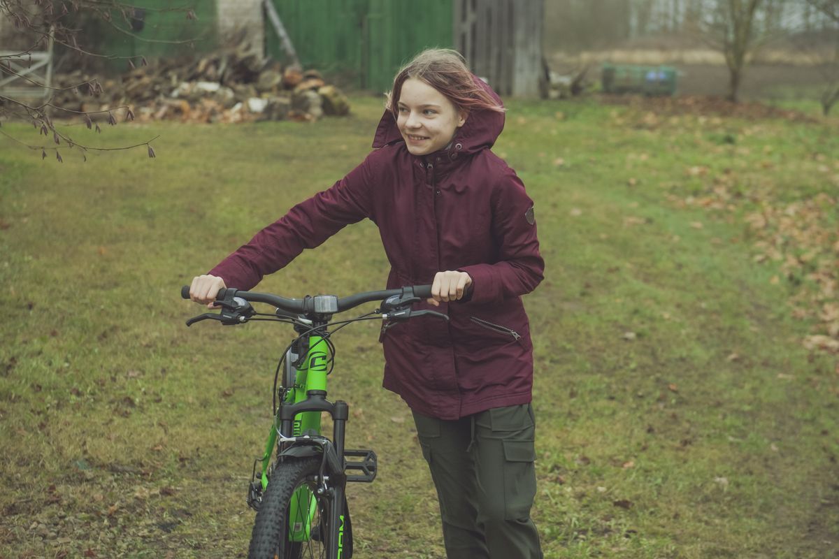 Meitene jau pagājušā gadā sapņoja par velosipēdu, bet tad kārta bija brālim un bija jāpaciešas. Šogad beidzot ir tā laime. Vairs nebūs jābraukā uz skolu ar velosipēdu, kas sen jau ir par mazu!