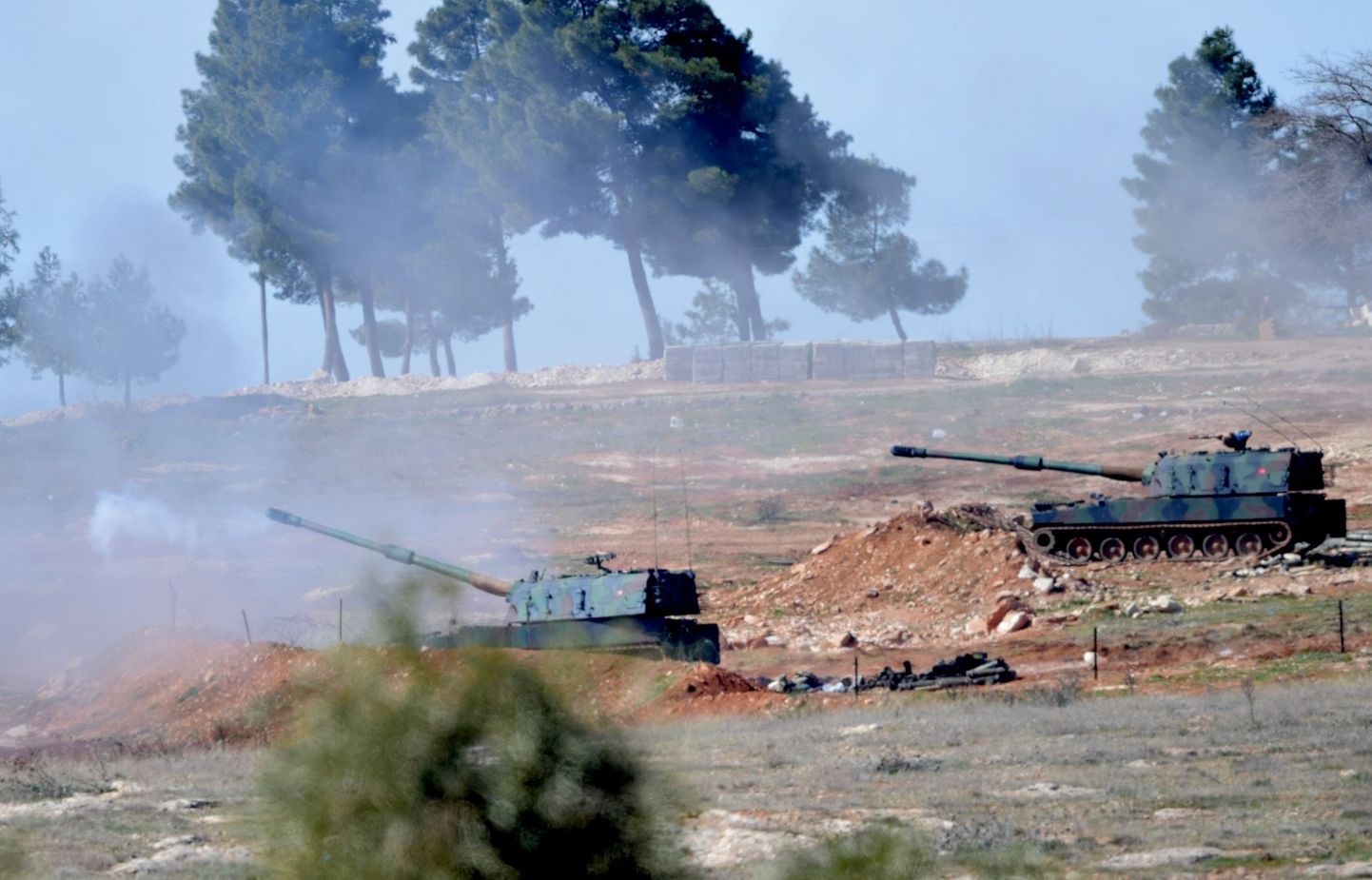 Türgi armee liikursuurtükid tulistamas Süüria suunas.