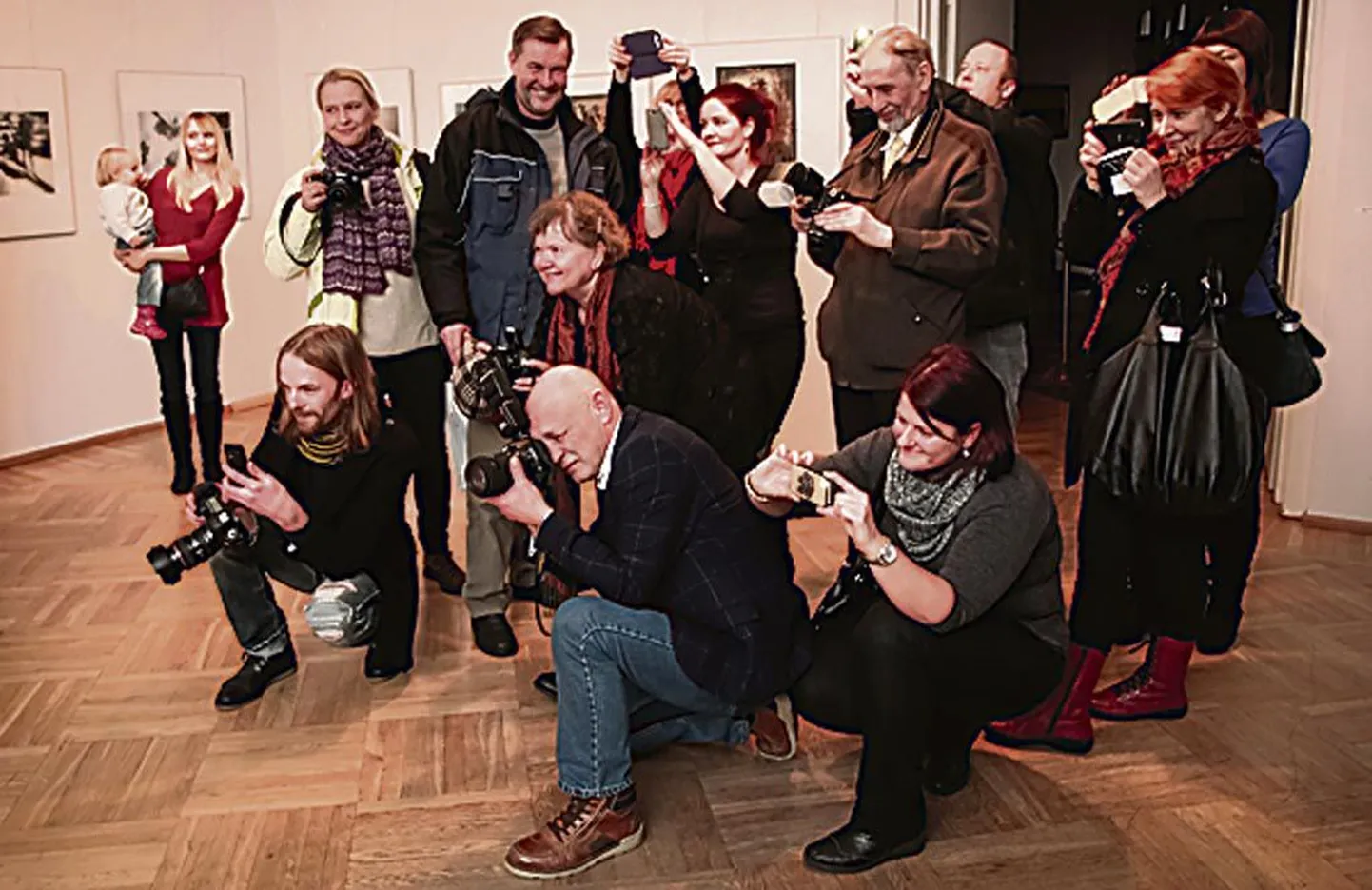 Näituse “Pärnumaa foto” avamisel jäävad sageli kaamera ette ka fotograafid ise.