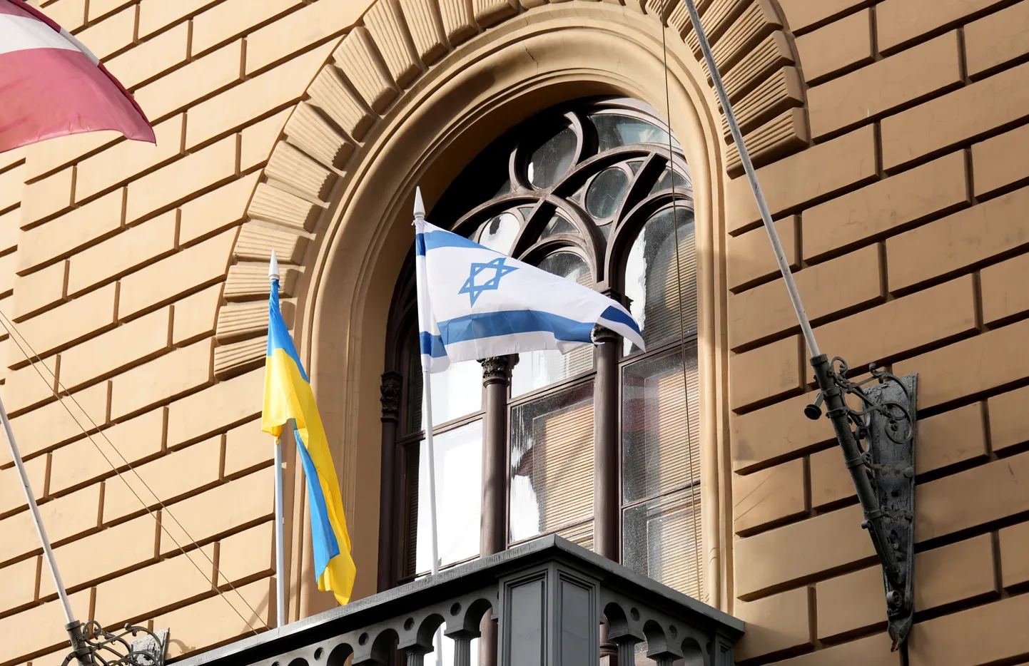 Pie Saeimas nama tiek izkārts Izraēlas karogs