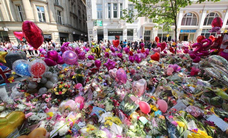 Lilled ja õhupallid Manchesteri rünnakus hukkunute mälestuseks