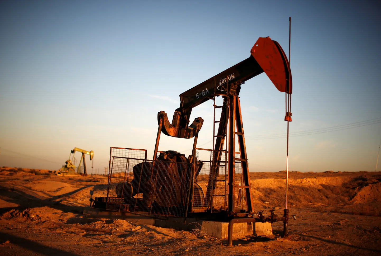 Добыча нефти.