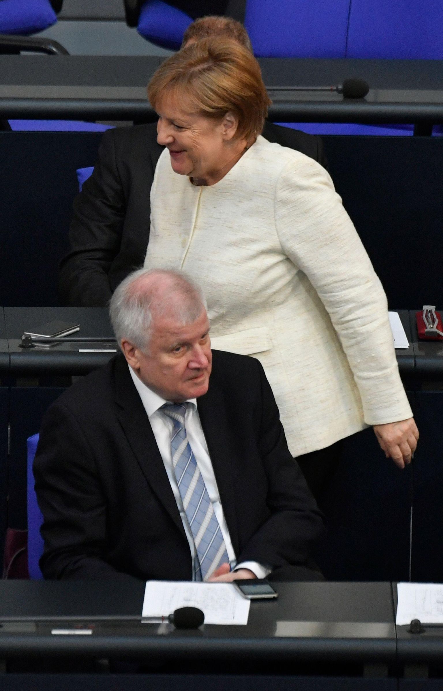 Saksamaa siseminister Horst Seehofer ja kantsler Angela Merkel eile parlamendis.