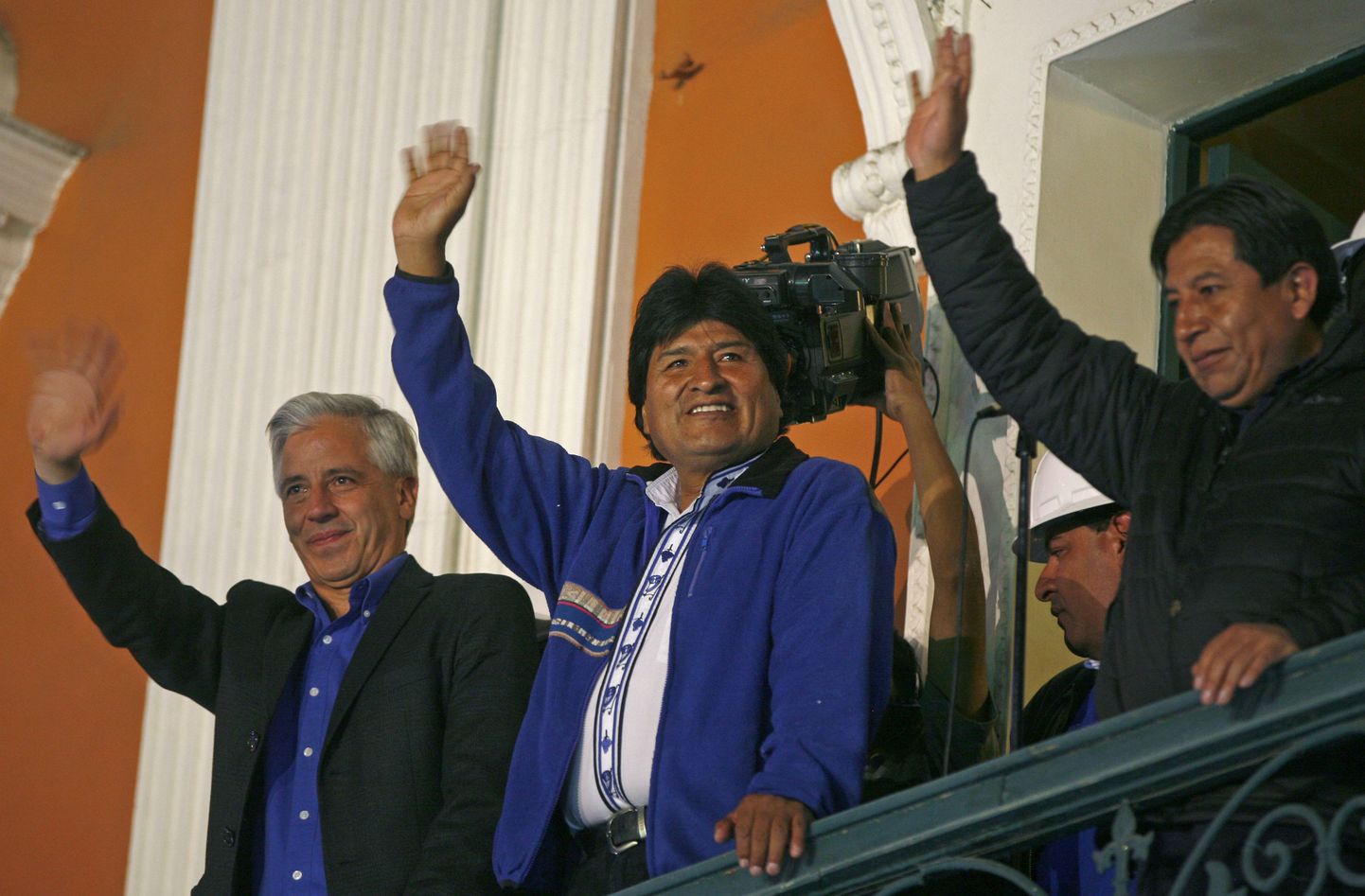 Boliivia president Evo Morales (keskel).