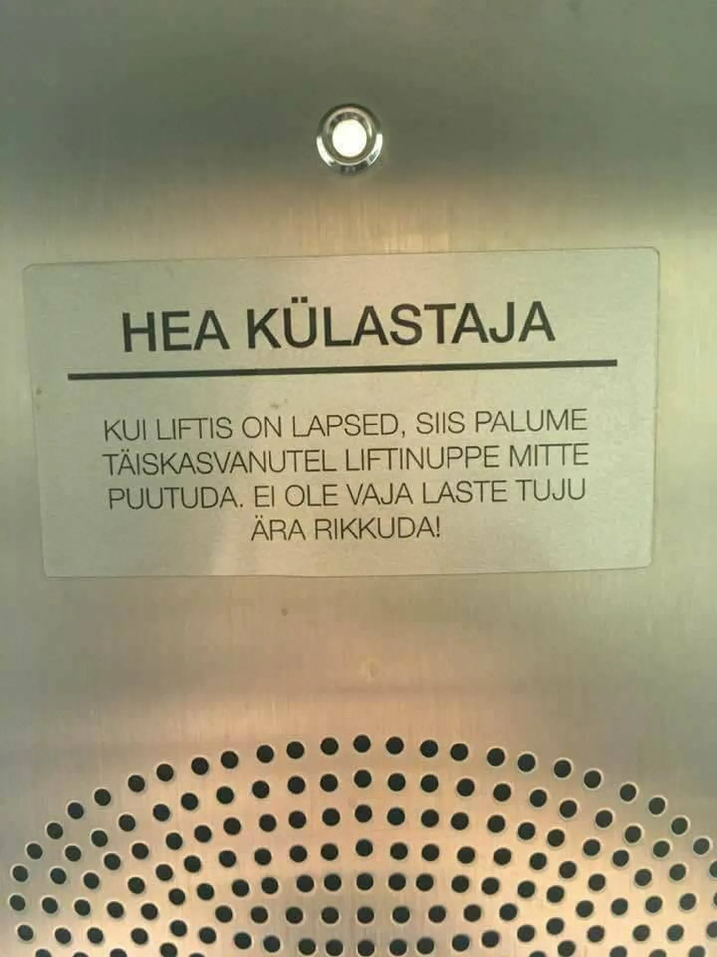 Pärnu hotelli liftis olev silt.