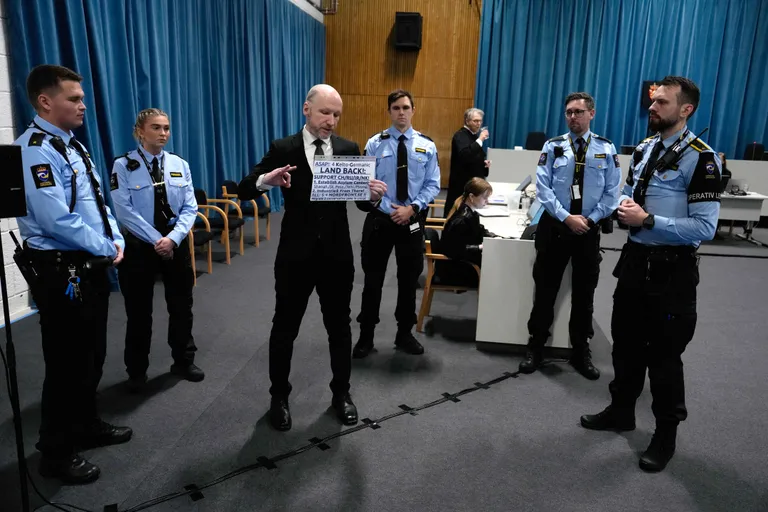 Андерс Брейвик в суде 19 ноября. Террорист, убивший 77 человек, просит об условно-досрочном освобождении. В суд мужчина пришел с выбритой на голове буквой Z и плакатом с требованием создать в России "центр для убежища".