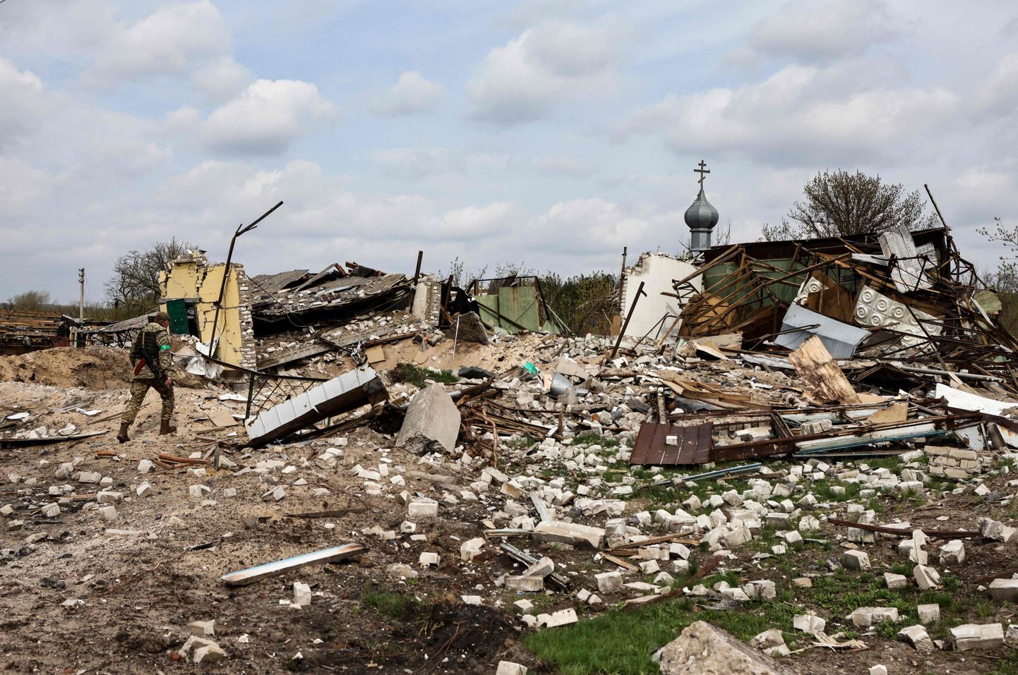 Izpostīta māja Ukrainas austrumos.