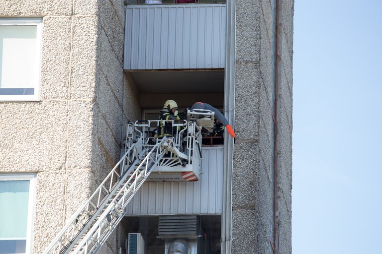 Päästjad toovad vajadusel inimesi hoonetest välja ka akende ja rõdude kaudu.