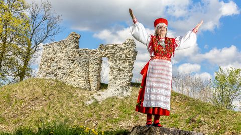 Sekretärilauast tantsupeolavale ehk Kuidas Marje Hinsberg leidis Lihulas oma õige kodu ja kutsumuse