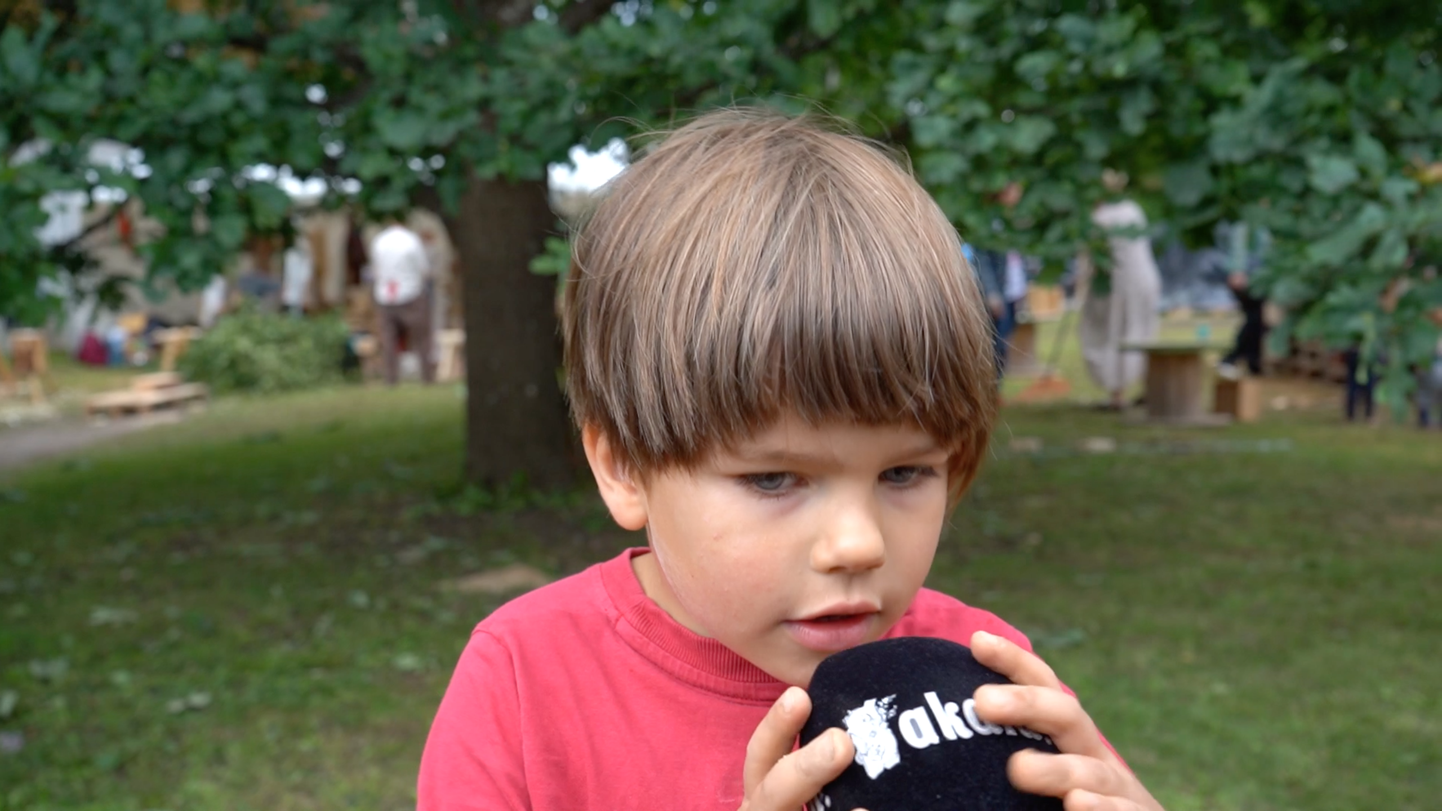 Nelja-aastasele Kristjanile meeldisid väga kaamera ja Sakala mikrofon.