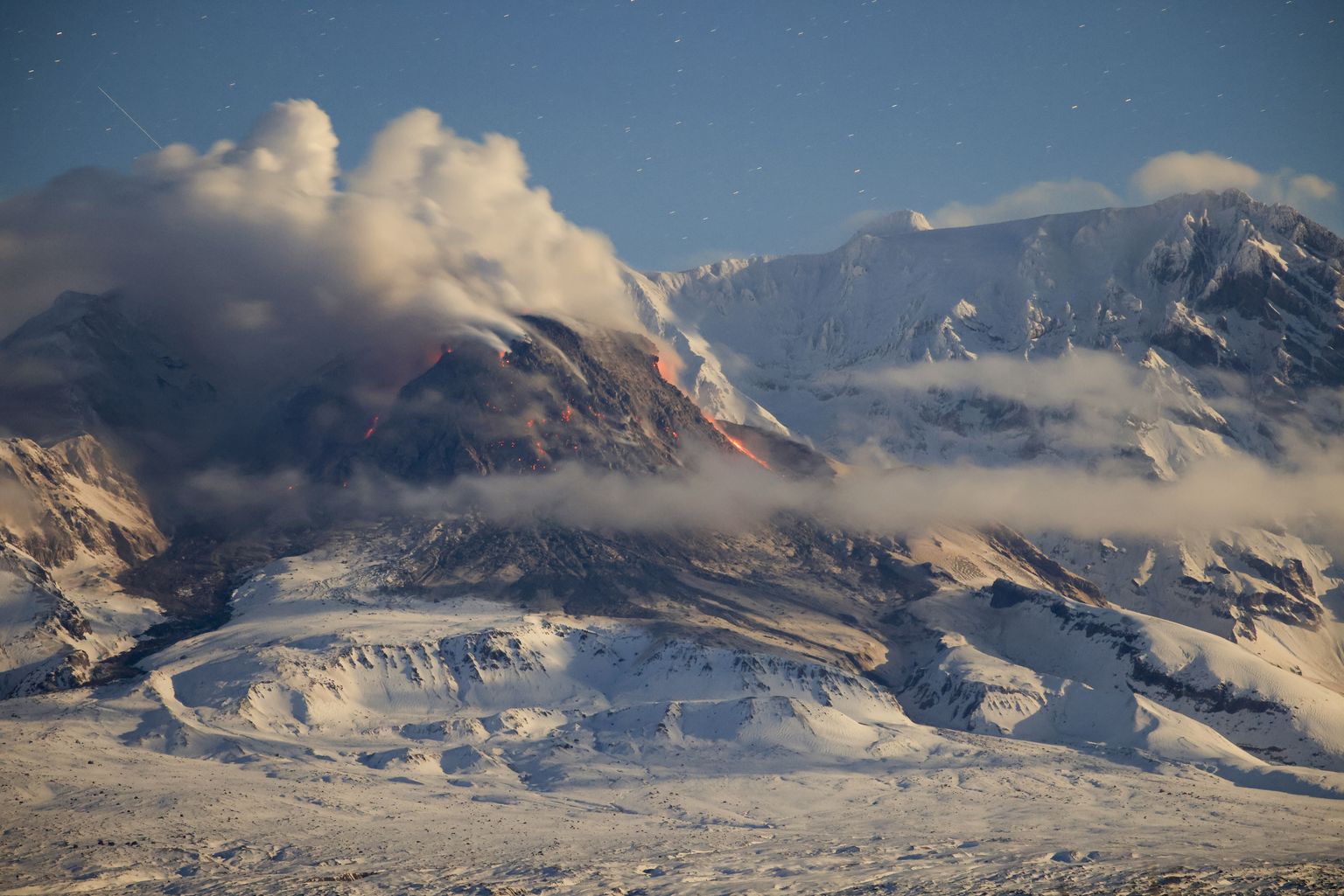 Laava ja suitsupilv väljumas Šivelutši vulkaanist novembris 2022. Juba siis arvasid teadlased, et suurem purse peab varsti soolas olema.