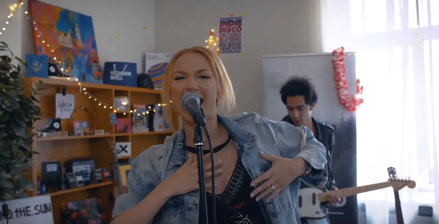 Inga ja Around the Sun esitasid Eesti hitte.