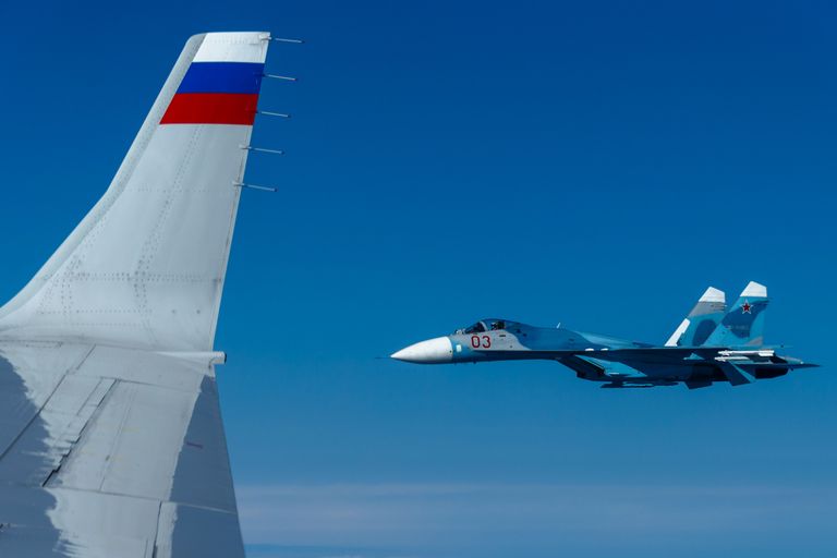 Российский истребитель Су-27 эскортирует самолет министра обороны РФ Сергея Шойгу, следующего над нейтральными водами Балтийского моря летом 2019 года.