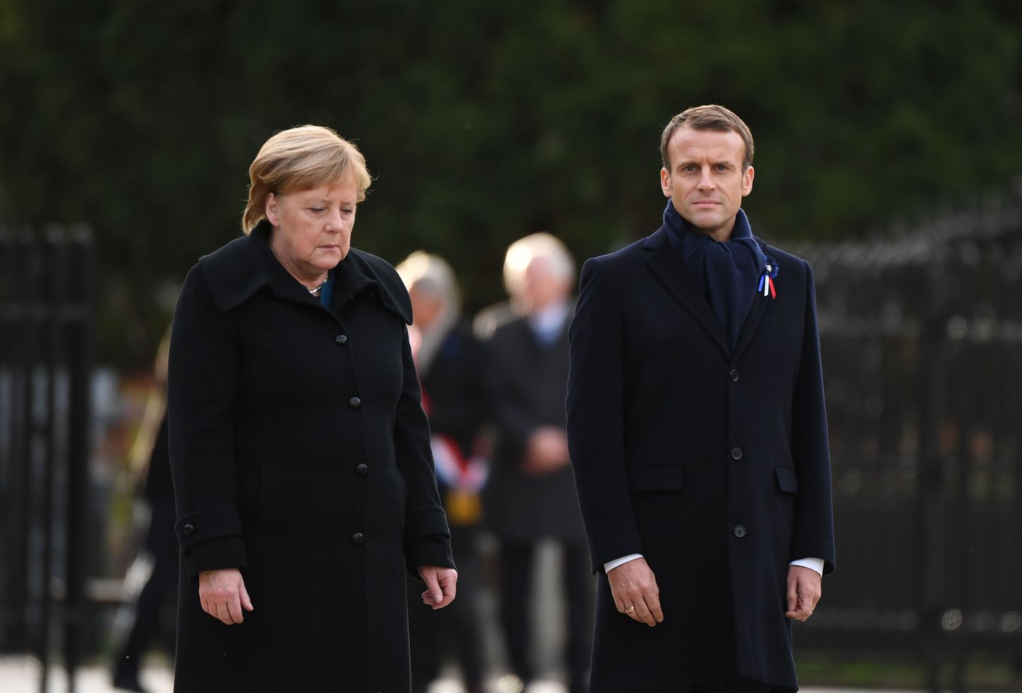 Merkele un Makrons piedalās pirmā pasaules kara noslēguma atceres pasākumā Kompjeņas mežā