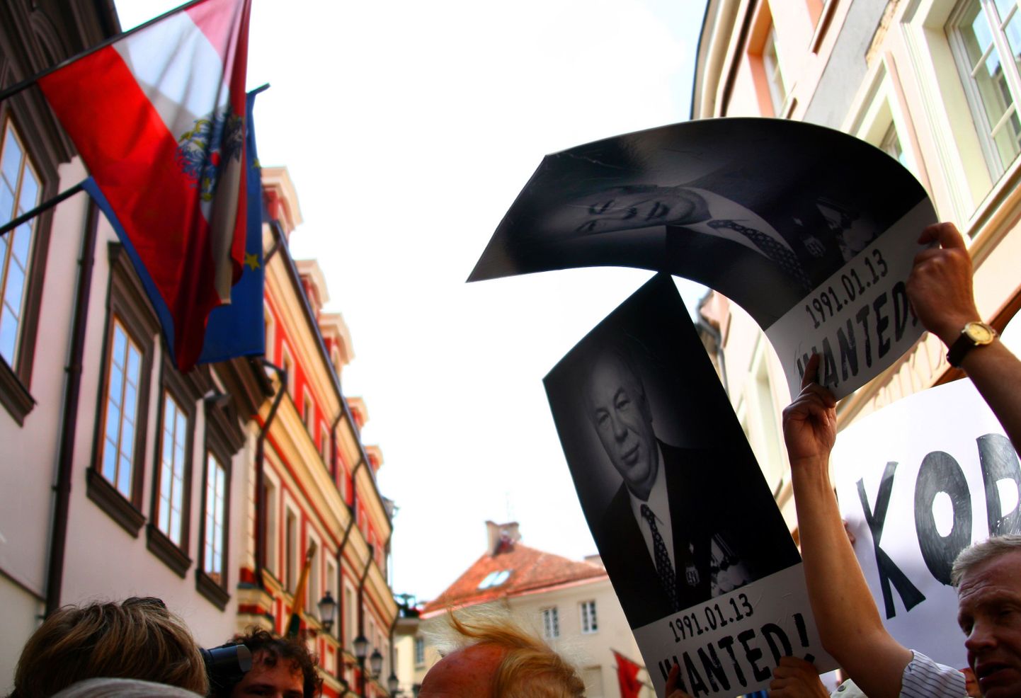 Пикет у посольтва Австрии в Вильнюсе. Пикетируюшие держат портреты Михаила Головатова