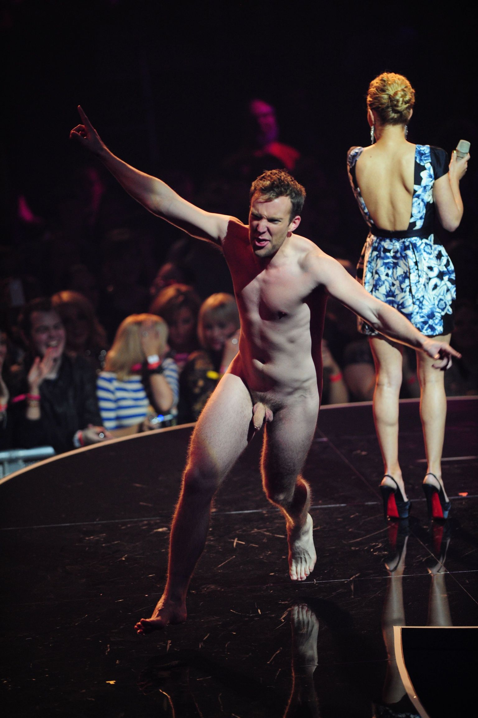 голые мужчины на сцене в театре фото 26