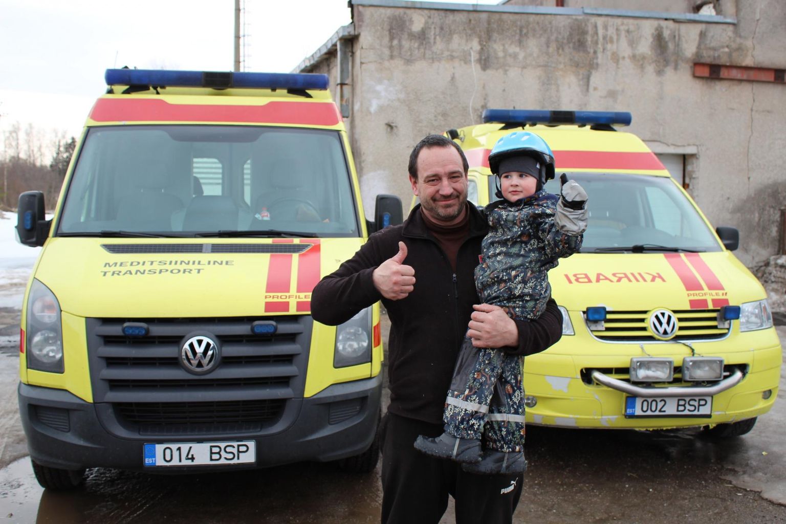 Martin Tanning ja pisipoeg Karl Martin Karell Kiirabi annetatud autodega, mis peagi Ukrainasse viiakse.