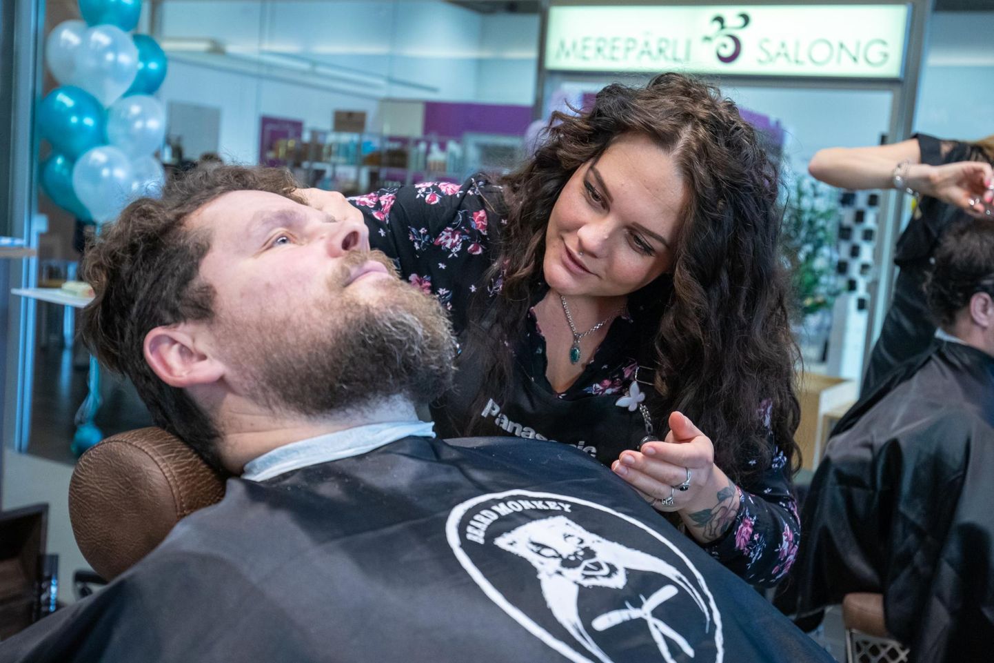Merelõvi salongi barber Sirli Karajev armastab habemetega tegeleda.