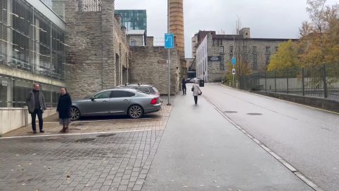 VIDEO ⟩ ELUOHTLIKUD MINUTID FAHLE KVARTALIS: Suur betoonkera veeres Tallinnas inimeste ja autode vahel