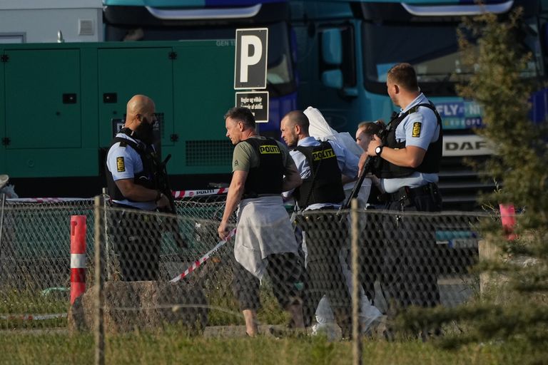 Taani pealinna Kopenhaageni ostukeskuses Field's leidis 3. juulil aset tulistamine. Pildil politsei viimas kahtlusalust isikut (valges kaitseülikonnas) sündmuskohalt ära