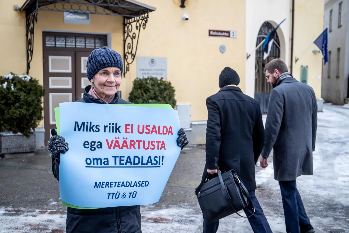 Teadlaste meeleavaldus Stenbocki maja ees.