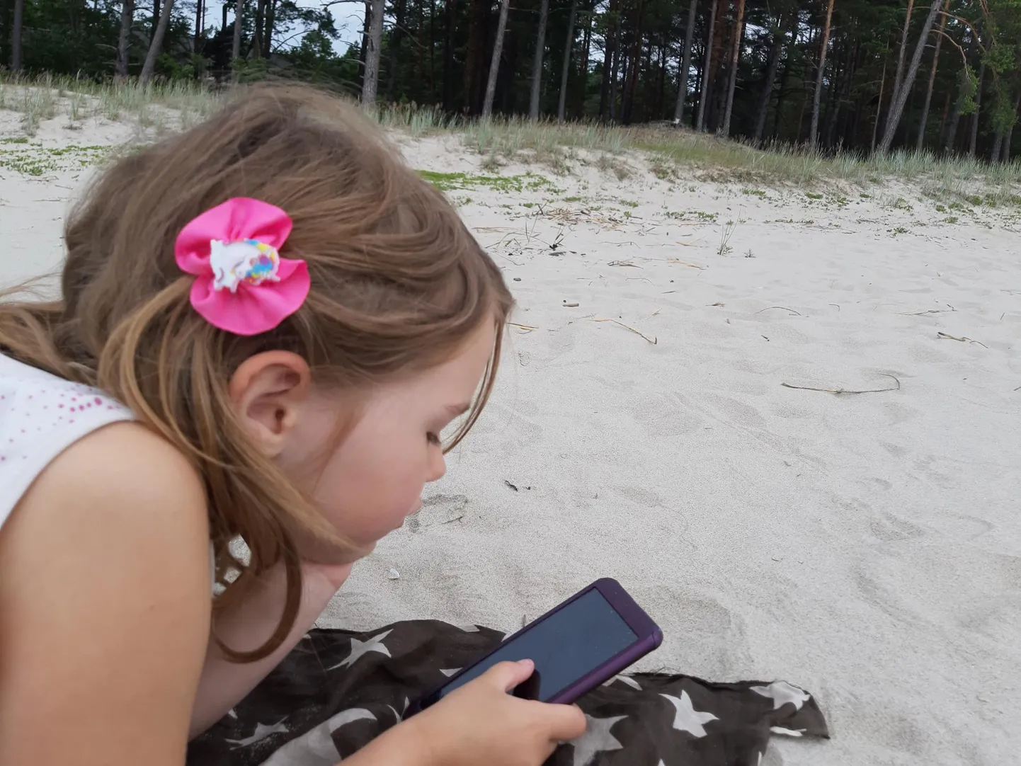 Ranna­liival mobiili sõrmitsedes jälgige hoolikalt, et liivaterad ei ­satuks laadimis- ega kõrvaklapi­aukudesse.