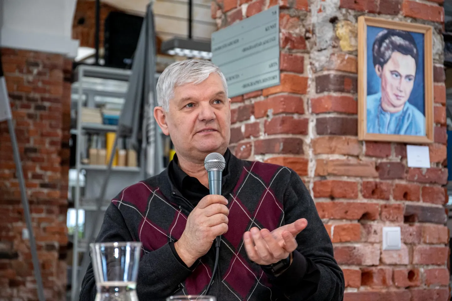 Tartu ülikooli Pärnu kolledži raamatukogus pidas imago­ekspert Raul Rebane ava­liku loengu “Millega eristub Pärnu?” – see oli Academia Pernaviensise kolmanda mõttekoja teema.
