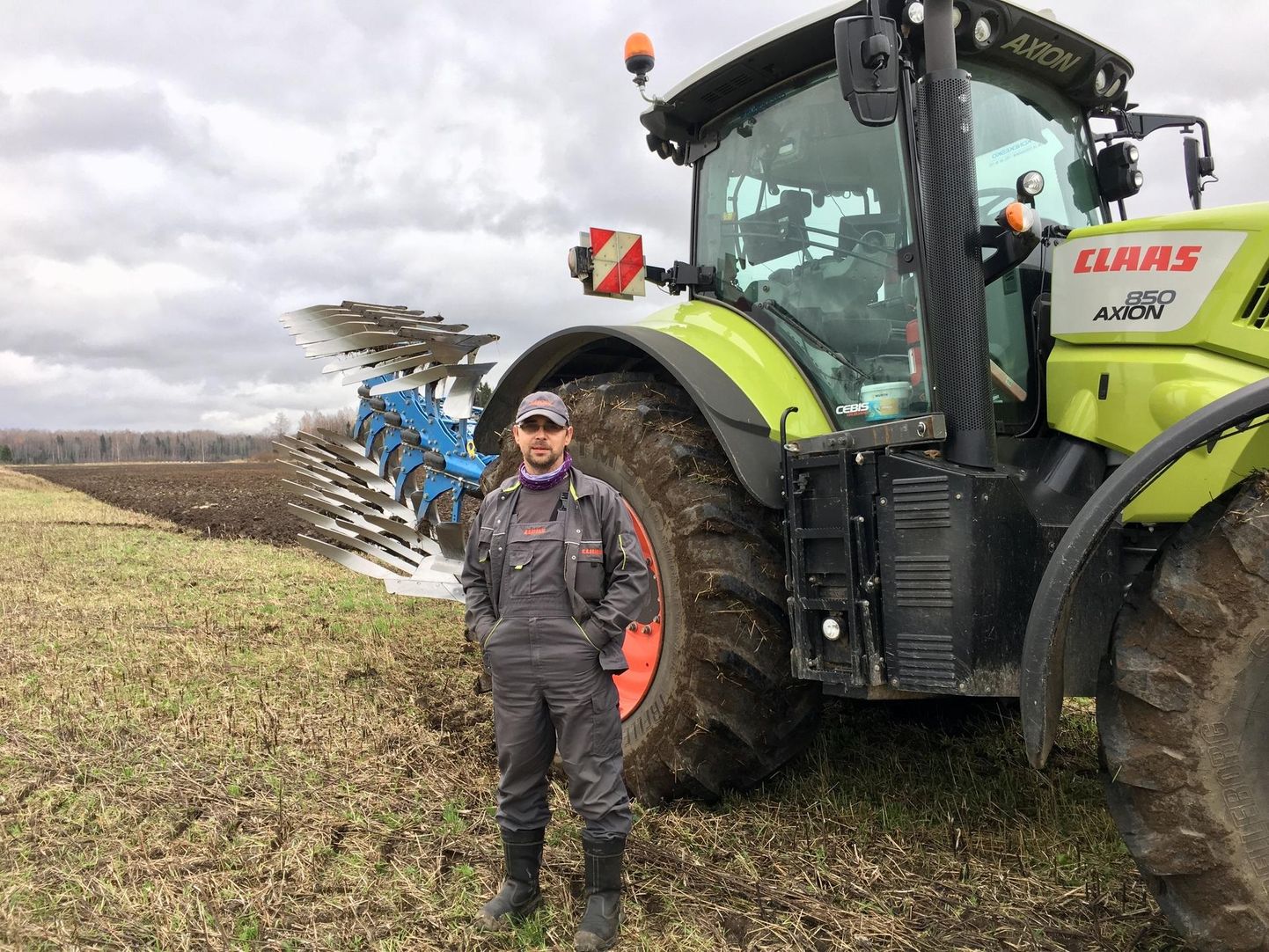 Raplamaa ettevõtte Palsam AVR OÜ juht ning mahetootjate nõu- ja jõukoja juhatuse liige Rait Verrev kasvatas teravilja mahedalt üle kümne aasta.