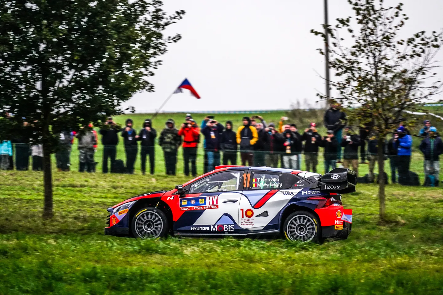 Thierry Neuville elas 11. kiiruskatsel üle äreva momendi.