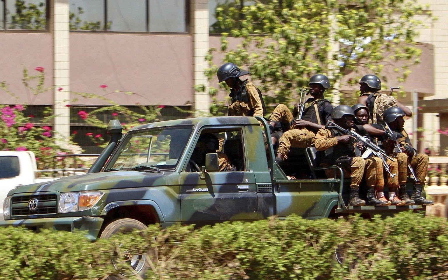 Burkina Faso julgeolekujõud 2018. aastal pärast Ouagadougous korraldatud rünnakut. 