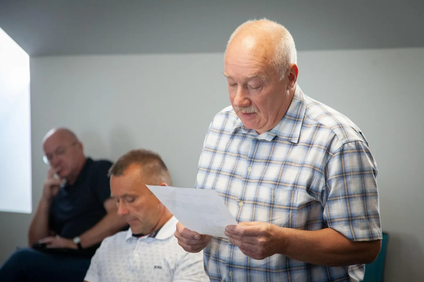 Endine vallavanem ja tulevane vallavanema kandidaat Arno Peksar andis volikogu istungil (või volinike koosviibimisel?) sisse avalduse algatada volikogu esimehe Rait Maruste ning vallavanem Andres Hirvela suhtes umbusalduse avaldamist.