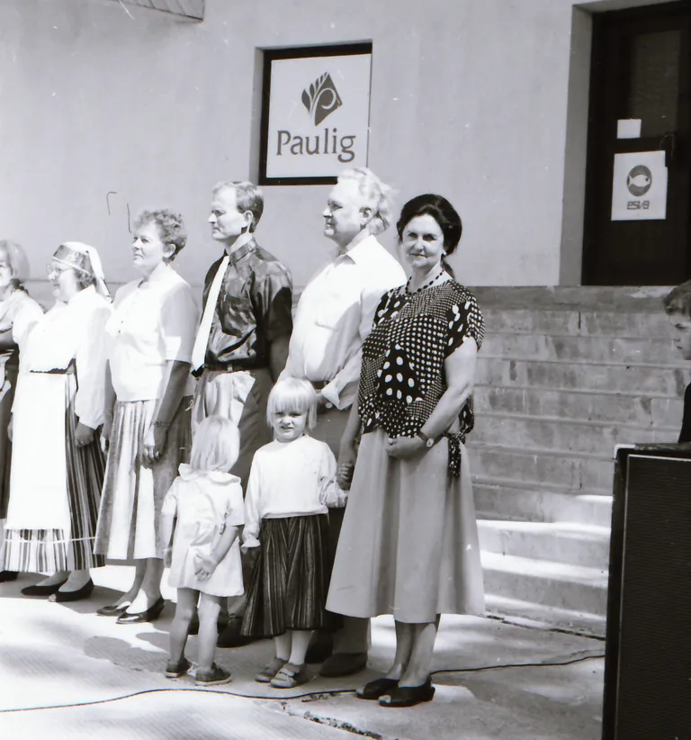 1994. AASTAL LAPSELASTEGA Kihelkonnal. Samal aastal valiti endine Eesti NSV ülemnõukogu presiidiumi esimees Arnold Rüütel Eesti Maarahva Erakonna esimeheks.