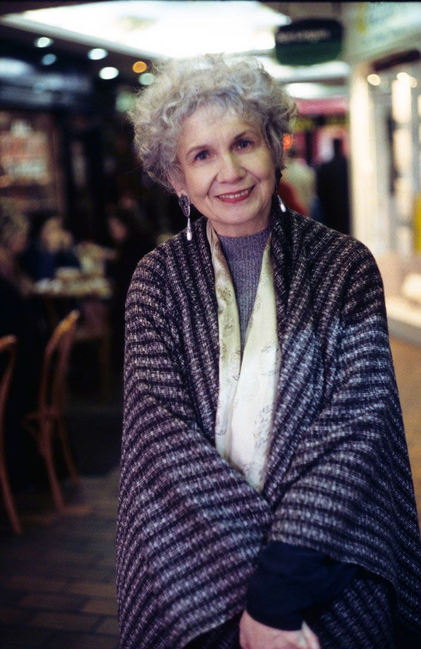 Nobeli võitnud 82-aastane Alice Munro     hakkas novelle kirjutama juba teismelisena.